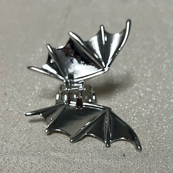 Metal Bat Wing Claw Clip, Silver Tone - Picture 4 of 5